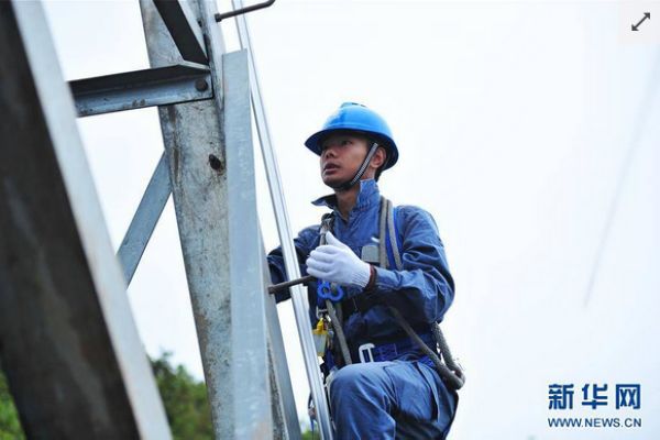 9月6日，南方電網(wǎng)工作人員在進(jìn)行滇西北至廣東±800千伏特高壓直流輸電工程貴州段驗收工作。當(dāng)日，西電東送首條落點深圳的特高壓直流線路——滇西北至廣東±800千伏特高壓直流輸電工程貴州境內(nèi)第9標(biāo)段進(jìn)入驗收階段