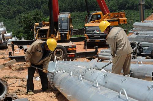 8月22日電滇西北工程東莞段面臨多項挑戰(zhàn)，東莞供電局高度重視屬地工作，目前滇西北東莞段105基鐵塔已全部進場施工，已完成土建施工91基，完成組塔施工74基，完成線行通道(架線)22.351千米。7月底，位于東莞市黃江鎮(zhèn)大荽寰襯詰牡崳鞅憊こC2鐵塔組塔完工，這標志著滇西北工程中最高的兩座直線塔順利完工