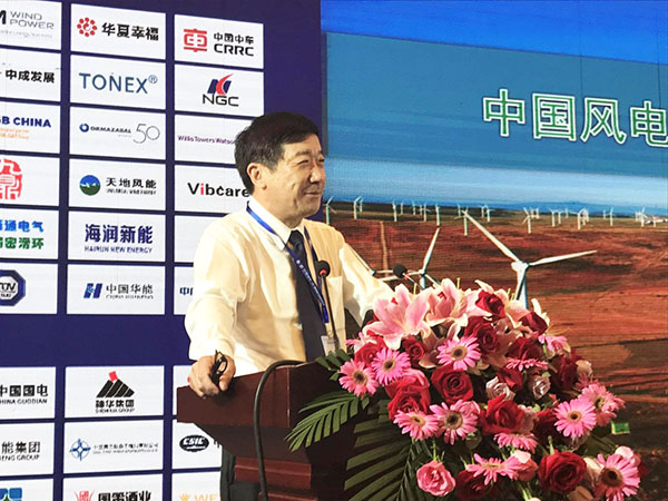 9月14日，2017第十屆中國（江蘇）國際風電產(chǎn)業(yè)發(fā)展高峰論壇在江蘇南京隆重舉行。中國農(nóng)業(yè)機械工業(yè)協(xié)會風力機械分會理事長楊校生作了《中國風電全產(chǎn)業(yè)鏈和后市場問題》的主題報告，他表示，風電產(chǎn)業(yè)鏈各環(huán)節(jié)環(huán)環(huán)相扣，形成有一定相關產(chǎn)業(yè)的寬闊的風電市場