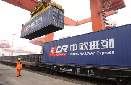 
            	“一帶一路”為電力企業(yè)帶來了機(jī)遇與挑戰(zhàn),企業(yè)投資熱門領(lǐng)域有哪些?能力君特邀請(qǐng)中國電力企業(yè)聯(lián)合會(huì)黨組成員、專職副理事長王志軒為您解答~“一帶一路”倡議為電力企業(yè)提供了“走出去”的新機(jī)遇。這一新機(jī)遇主要體現(xiàn)在哪些方面?有何風(fēng)險(xiǎn)?如何應(yīng)對(duì)和規(guī)避?王志軒:“一帶一路”倡議為我國電力行業(yè)帶來諸多新的海外發(fā)展機(jī)遇:一是為電力行業(yè)傳統(tǒng)海外業(yè)務(wù)升級(jí)提供了新契機(jī),增大了中資電力企業(yè)投資機(jī)會(huì);二是為我國電力裝備產(chǎn)業(yè)提供了更為廣闊的市場空間;三是“綠色‘一帶一路’”理念更有利于發(fā)揮我國三代核電和風(fēng)、