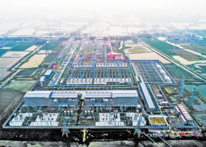 啟動大負(fù)荷調(diào)試　　9月19日，錫盟―泰州±800千伏特高壓直流輸電工程啟動為期4天的大負(fù)荷及過負(fù)荷試驗，并進(jìn)行168小時試運行，待測試各種指標(biāo)合格后，力爭于9月底正式投入運行。圖為正在進(jìn)行調(diào)試的錫盟―泰州±800千伏特高壓直流輸電工程泰州換流站