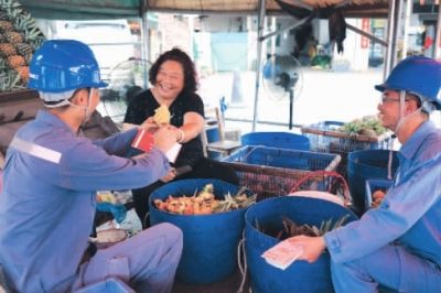  　　南方電網(wǎng)廣東中山供電局工作人員前往用戶(hù)處所了解電網(wǎng)改造后的用電情況 　　南方電網(wǎng)廣東中山小欖供電局員工向花農(nóng)宣傳安全用電知識(shí) 　　南方電網(wǎng)廣東中山坦洲供電局轄區(qū)內(nèi)有兩萬(wàn)多畝生態(tài)果園，安全可靠供電保障農(nóng)民喜獲豐收。 　　施工人員正在整理殘舊的線(xiàn)路和設(shè)備 　　南方電網(wǎng)廣東茂名供電局工作人員為村民更換變壓器 　　南方電網(wǎng)廣東中山供電局工作人員與蝦塘塘主商量更換發(fā)電機(jī)事宜　　2017年南方電網(wǎng)廣東公司新一輪農(nóng)網(wǎng)改造升級(jí)計(jì)劃投資119億元，同比去年增