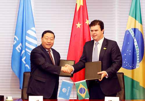 　　      9月1日，在金磚國家領導人會議即將召開之際，全球能源互聯網發(fā)展合作組織主席、中國電力企業(yè)聯合會理事長劉振亞在京會見巴西礦產和能源部長費爾南多·科埃略·菲略一行。雙方簽署開展合作的聯合聲明，共同推動可再生能源開發(fā)和能源可持續(xù)發(fā)展