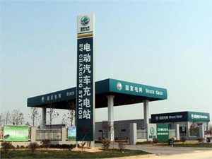 
                
	
                    
	近日，甘肅省首座高速公路汽車(chē)充電站在連霍高速公路蘭州北服務(wù)區(qū)正式建成投運(yùn)。按照規(guī)劃，甘肅省2020年之前將在33對(duì)高速公路服務(wù)區(qū)建成64座充電站，并依托節(jié)點(diǎn)城市，基本形成省內(nèi)主要城市的快速充電網(wǎng)絡(luò)