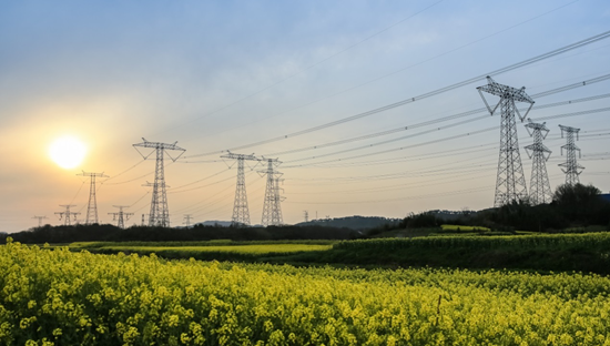 
	中國儲能網(wǎng)訊：電力交易是電力改革的重要組成部分，我省于2009年在全國首批開展電力直接交易試點。黨的十八大以來，作為電力體制改革的先行者，安徽以實際行動積極響應“全面深化改革”的號召，全面推進電力市場化交易工作，以“電力市場化交易”驅(qū)動電改，在擴大市場規(guī)模、降低用能成本、提升市場活力等方面成效顯著