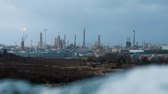 
                
	
                    
	日前，挪威國(guó)家石油在檢測(cè)到蒙斯塔德生產(chǎn)工廠(chǎng)發(fā)生泄漏后已疏散員工。

	

	挪威國(guó)家石油蒙斯塔德工廠(chǎng)發(fā)生泄露 部分設(shè)施關(guān)閉

	泄露事故于24日上午7點(diǎn)14分上報(bào)挪威國(guó)家石油的緊急中心，并且工廠(chǎng)部分設(shè)施已經(jīng)關(guān)閉