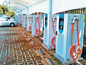 
                
	
                    
	10月27日，一批小型化、便捷化、智能化的新型充電樁在北京通州區(qū)城市副中心地下停車場內(nèi)安裝完畢。據(jù)悉，這批新型直流和交流充電樁體積縮小為常規(guī)直流樁的1/5并增設(shè)了自動(dòng)收線裝置，既便于用戶使用又便于維護(hù)