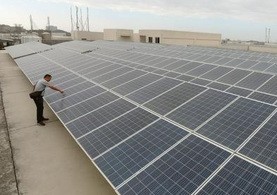 
                
	
                    
	很多廠房的屋頂都空置著，而在石獅市紡織服裝基地，福建珍貴鳥服飾有限公司、福建偉邦服飾有限公司則建起了“屋頂電站”，既可解決企業(yè)自身部分電力需求，又拓寬了增收渠道。11月11日，晷景公司（珍貴鳥、偉邦）光伏電站并網(wǎng)發(fā)電儀式在石獅市紡織服裝基地舉行，錦尚鎮(zhèn)、晷景新能源科技有限公司、無錫尚德太陽能電力有限公司和項(xiàng)目所在的兩家服裝公司等單位負(fù)責(zé)人參加并網(wǎng)發(fā)電儀式