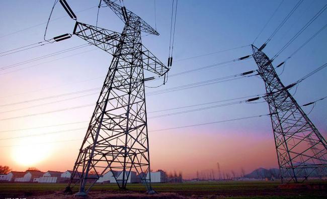 
                
	
                    
	近年來，廣西梧州供電負(fù)荷持續(xù)上漲，為此，南方電網(wǎng)廣西梧州供電局提前做好謀劃，落實(shí)了3.5億元的資金建設(shè)梧州電網(wǎng)，全面推進(jìn)220千伏禤州送變電和鰲峰送變電工程、翡翠變、110千伏文沖變擴(kuò)建等13個(gè)主網(wǎng)工程項(xiàng)目建設(shè)，增強(qiáng)電力支撐能力。同時(shí)，為解決市區(qū)用電突發(fā)性增長問題，梧州供電局今年共投產(chǎn)19個(gè)臺(tái)區(qū)，圓滿地解決了用電瓶頸問題