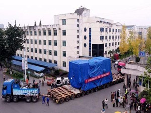 
                
	
                    
	11月22日上午，全球首堆“華龍一號(hào)” 首臺(tái)發(fā)電機(jī)定子通過完工驗(yàn)收及監(jiān)裝放行后，從四川德陽東方電機(jī)有限公司發(fā)運(yùn)。實(shí)現(xiàn)了“華龍一號(hào)” 首臺(tái)發(fā)電機(jī)定子提前4個(gè)月交付的“既定目標(biāo)”