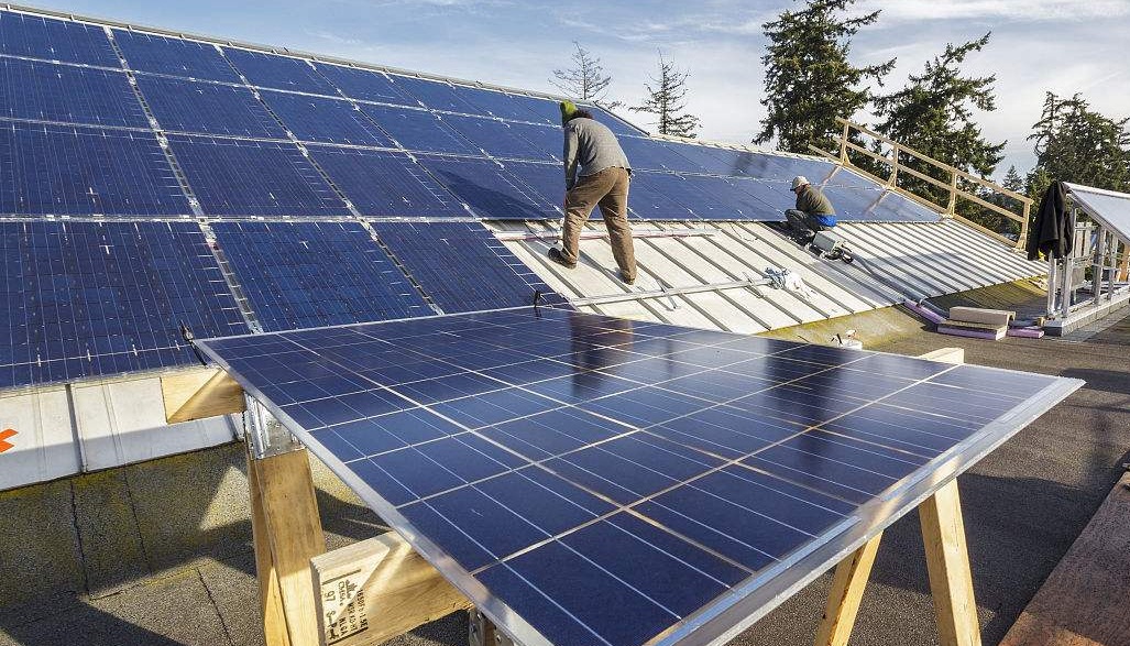 
                
	
                    
	據(jù)悉，截至今年10月底，河南全省已建成村級(jí)光伏小電站4500個(gè)，總規(guī)模54萬千瓦，累計(jì)發(fā)電9800萬千瓦時(shí)，總收益約9400萬元，覆蓋貧困戶近11萬戶。

	

	這是河南省把村級(jí)光伏小電站建設(shè)作為光伏扶貧的重點(diǎn)強(qiáng)力推進(jìn)的結(jié)果