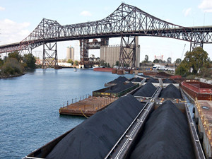 
                
	
                    
	隨著2018年度全國煤炭交易大會的落幕，2018年煤電長協(xié)談判也隨之落地。數(shù)據(jù)顯示，多家煤炭供需企業(yè)簽訂了2018年煤電中長期合同，會議首日合同簽訂量達1.3億噸