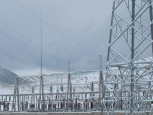 
                
	
                    
	12月2日，湖北電網(wǎng)首個(gè)固定式直流融冰工程在500千伏恩施變電站建成投產(chǎn)。該工程投產(chǎn)后，可有效提高渝鄂電網(wǎng)應(yīng)對(duì)冬季極端氣候、重大自然災(zāi)害的抵御能力，增強(qiáng)渝鄂聯(lián)網(wǎng)可靠性，對(duì)保障恩施州電力迎峰度冬居民和工業(yè)用電意義重大