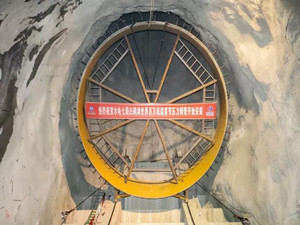 
                
	
                    
	近日，白鶴灘水電站世界首臺(tái)百萬(wàn)機(jī)組首節(jié)壓力鋼管安裝開(kāi)工儀式在左岸壓力鋼管下平段2號(hào)施工支洞舉行。經(jīng)過(guò)近2個(gè)月精心準(zhǔn)備，左岸首節(jié)壓力鋼管已安全運(yùn)轉(zhuǎn)到位，廠房引水隧洞將由土建開(kāi)挖階段轉(zhuǎn)入金屬結(jié)構(gòu)安裝階段