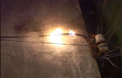 
                
	
                    
	12月7日晚，位于湖北省黃石市鐵山區(qū)一家超市附近的光纖電纜突然起火，濃煙滾滾并不時閃現(xiàn)火花，情況十分危險。

	

	網(wǎng)絡(luò)配圖

	當(dāng)晚10時許，接到群眾報警的鐵山派出所民警李洪亮迅速趕到了現(xiàn)場，發(fā)現(xiàn)超市大門緊閉，起火點是超市水管附近的一處光纖電纜，由于高溫，水管已經(jīng)被烤化正在漏水