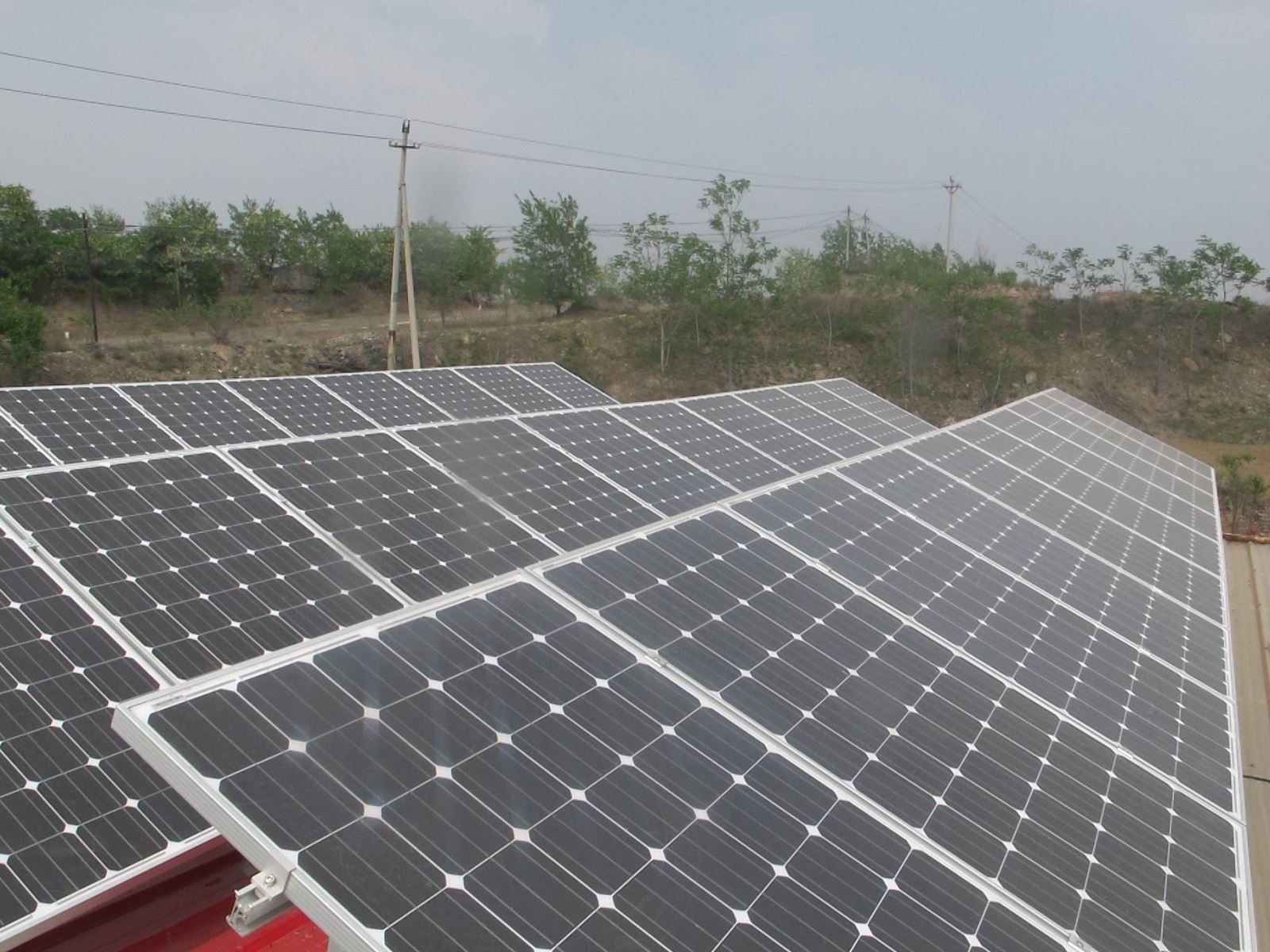 
                
	
                    
	據(jù)悉，目前合肥已并網(wǎng)12865個光伏地面電站及分布式電源項目，這些項目年發(fā)電量達16.65億千瓦時，穩(wěn)居全國省會城市之首。與傳統(tǒng)火電廠相比，這些電站可節(jié)約標(biāo)準煤20.5萬噸，每年減排二氧化碳達75.17萬噸以上