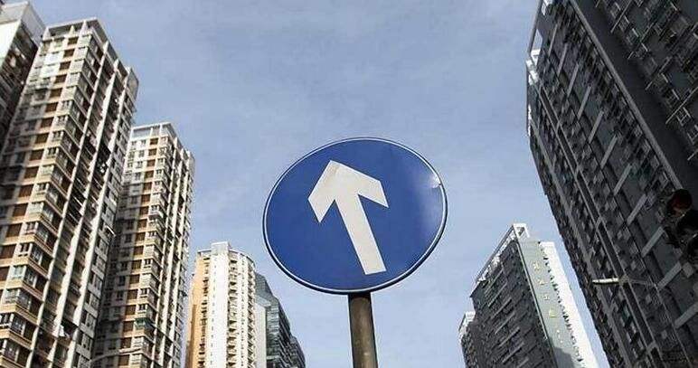 
                
	
                    
	2017年房地產行業(yè)“強者恒強”，據統計，前十房企仍未停止拿地腳步，全年新增土地貨值有望接近6萬億元。

	

	據易居克而瑞統計數據顯示，今年前11個月，TOP100房企共新增土地貨值10.47萬億元，為同期銷售金額TOP100房企銷售額的1.7倍