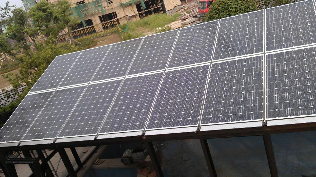 
                
	
                    
	日前，廣東省扶貧開發(fā)辦公室印發(fā)了廣東省2017年光伏扶貧電站項目清單，根據(jù)《國家能源局關于可再生能源發(fā)展“十三五”規(guī)劃實施的指導意見》(國能發(fā)新能〔2017〕31號)下達的廣東省2017年光伏扶貧電站50萬千瓦新增建設規(guī)模指標，廣東省經過嚴格審核，確定粵電韶關發(fā)電廠灰場光伏扶貧電站等10個項目為2017年光伏扶貧電站項目，建設規(guī)模為499.03MW，其中包括9個集中式光伏電站（498.3MW），1個