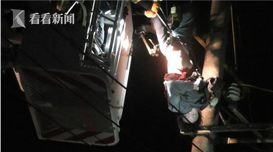 通過熱心市民發(fā)來的視頻可以看到，當時這名男子整個身體倒掛在電線桿上，頭發(fā)凌亂、神色恍惚，左手的袖子部分開裂，整個手掌已經(jīng)發(fā)黑，疑似觸電，十分狼狽。住在附近的王阿姨回憶，當時她正在屋內(nèi)睡覺，猛地被救命聲吵醒。