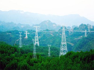 
                
	
                    
	1月14日，在蕪湖市無為縣高溝鎮(zhèn)境內(nèi)，安徽送變電工程有限公司施工人員在高空作業(yè)。當(dāng)日，昌吉-古泉±1100千伏特高壓直流輸電線路江北段全線貫通