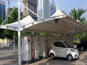 
                
	
                    
	近日，陜西省首座加油充電一體式油電合建站在咸陽正式投運上線，為陜西省推動三站合一起到了示范引導(dǎo)作用。

	

	據(jù)悉，咸陽供電公司為該油電合建站配備交流充電樁4臺，總?cè)萘?27千瓦，可滿足4輛乘用車同時充電