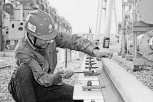 建設(shè)最好的變電站――山東電網(wǎng)500千伏嶧城變電站建設(shè)見聞　　　　500千伏嶧城變電站位于山東省棗莊市東南約31千米，本期安裝1組1000兆伏安主變，遠景規(guī)劃4組；新建500千伏出線4回、遠景規(guī)劃8回，220千伏出線8回、遠景規(guī)劃16回；無功補償安裝低壓電容器3×60兆乏、遠景規(guī)劃12組，低壓電抗器3×60兆乏、遠景規(guī)劃8組。嶧城變電站的建成投運，將有效改善棗莊地區(qū)電網(wǎng)結(jié)構(gòu)，提高供電可靠性