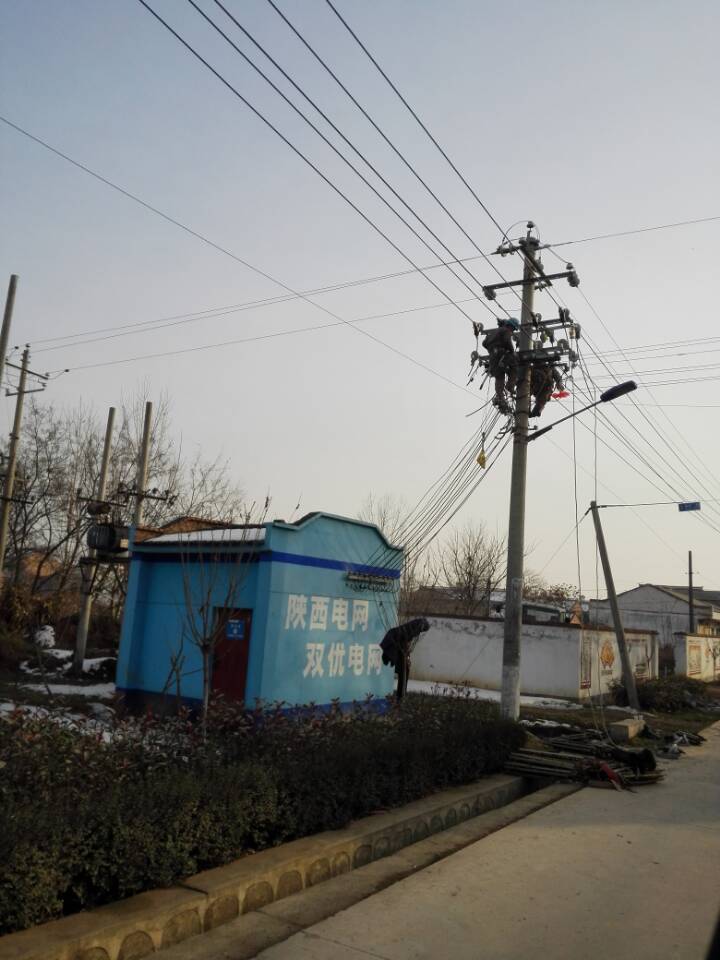                 本網(wǎng)訊（通訊員 雪建國(guó)）“現(xiàn)在國(guó)家對(duì)電力線路網(wǎng)改的投資力度真大，今年冬季對(duì)咱村上的低壓線路進(jìn)行改造，桿上電線變成絕緣導(dǎo)線了，這幾天電壓高了，燈泡比以前亮多了，電磁爐做飯時(shí)間快了……”“就是啊，電壓高了，電桿也高了，70年代時(shí)咱村上一個(gè)變壓器，電桿是方電桿，導(dǎo)線是16裸鋁線，那時(shí)用電器只有燈泡，還沒(méi)有電暖器、電餅鐺、電磁爐等電器…”這是在鳳翔縣彪角鎮(zhèn)南務(wù)村老年活動(dòng)室里一群老人在議論近日在南務(wù)村實(shí)施的電網(wǎng)改造項(xiàng)目。據(jù)悉、根據(jù)鳳翔供電分公司2017年電網(wǎng)建設(shè)與改造計(jì)劃對(duì)彪角鎮(zhèn)供