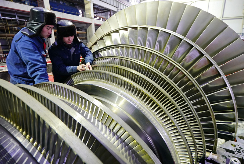 工人在唐山市曹妃甸工業(yè)區(qū)華潤(rùn)電廠二期工程工地安裝1000MW超超臨界燃煤發(fā)電機(jī)組設(shè)備（1月27日攝）。

近日，河北省唐山市曹妃甸工業(yè)區(qū)“電力生產(chǎn)—海水淡化—濃鹽水制鹽—鹽化工制堿—廢棄物資資源化利用”循環(huán)經(jīng)濟(jì)產(chǎn)業(yè)鏈的龍頭項(xiàng)目——華潤(rùn)電廠二期工程加緊建設(shè)