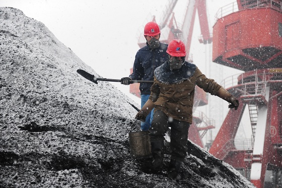 　　中國(guó)能源網(wǎng)訊 | 數(shù)九寒天守一線，喜迎新春送溫暖。近日，在祖國(guó)各地的電力生產(chǎn)和供熱一線，中國(guó)華電人用實(shí)際行動(dòng)踐行央企責(zé)任，彰“華電人”的溫度