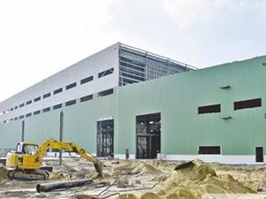 
                
	
                    
	近日，落戶于秀嶼臨港產(chǎn)業(yè)園的上海電氣福建海上風(fēng)電制造基地建設(shè)項(xiàng)目現(xiàn)場(chǎng)，一派熱火朝天的繁忙施工場(chǎng)景。為確保項(xiàng)目能在3月1日正式建成投產(chǎn)，實(shí)現(xiàn)首季開(kāi)門紅，項(xiàng)目工作人員正在加班加點(diǎn)全速推進(jìn)