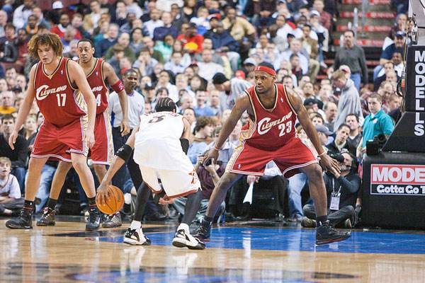 　   全國(guó)政協(xié)委員、華能集團(tuán)董事長(zhǎng)曹培璽4日在政協(xié)經(jīng)濟(jì)界別小組會(huì)議間隙接受《經(jīng)濟(jì)參考報(bào)》記者采訪時(shí)表示，混改有序推進(jìn)，員工持股正在集團(tuán)二級(jí)企業(yè)試點(diǎn)?！　∽鳛閲?guó)資國(guó)企改革的重要突破口，今年混合所有制改革(下稱“混改”)將迎來升級(jí)版，尤其是在集團(tuán)層面有望突破