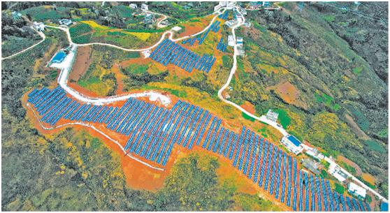 　　11月14日，湖北神農(nóng)架林區(qū)落羊河村的光伏電站在陽光下熠熠生輝，準(zhǔn)備前往山間勞作的人們途經(jīng)這個(gè)電站，都要忍不住多看幾眼，它寄托著村民們對(duì)美好生活的向往?！　　案兄x黨中央的精準(zhǔn)扶貧好政策，感謝國家電網(wǎng)公司，捐給我們村的這個(gè)電站就在家門口，現(xiàn)在每天一出太陽，我們就很高興