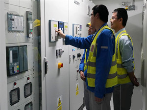 
                
	
                    
	在距離約旦首都安曼約35公里處的扎爾卡市坐落著中國山東電力建設(shè)第三工程公司承建的約旦薩姆拉四期擴(kuò)建聯(lián)合循環(huán)電站項(xiàng)目。3月4日，在約旦扎爾卡市，工作人員在電站內(nèi)工作