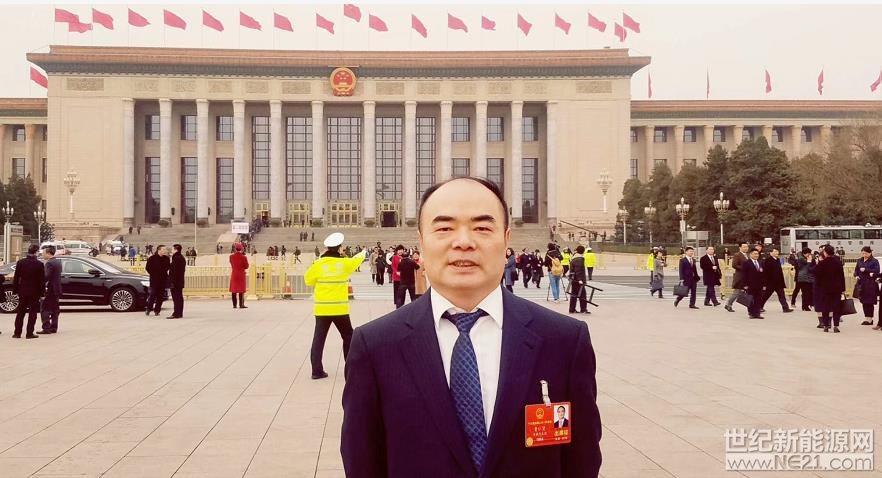 3月5日，第十三屆全國(guó)人民代表大會(huì)第一次會(huì)議在人民大會(huì)堂隆重開幕，政府工作報(bào)告再次將能源電力列為重點(diǎn)，并明確提出去產(chǎn)能、降成本、綠色發(fā)展同步，樹立綠水青山就是金山銀山理念，以前所未有的決心和力度加強(qiáng)生態(tài)環(huán)境保護(hù)。



陽(yáng)光電源董事長(zhǎng)曹仁賢作為新一屆人大代表上會(huì)履職，表示生態(tài)環(huán)境始終是他最為關(guān)心的問(wèn)題，同時(shí)呼吁：“全社會(huì)要形成清潔能源將逐步替代化石能源的共識(shí)，加快落實(shí)行動(dòng)，最終讓人人享用清潔電力