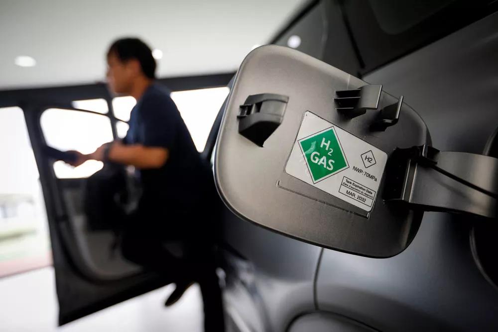 
	中國(guó)儲(chǔ)能網(wǎng)訊：中國(guó)現(xiàn)階段的氫燃料電池技術(shù)遠(yuǎn)落后于美歐日韓等國(guó)，無(wú)論是產(chǎn)業(yè)鏈還是商業(yè)化都有明顯差距。如今政府、企業(yè)、資本各方都在加大投入，試圖縮小差距