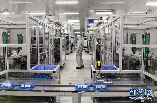 
	
3月7日，工人在福建寧德時(shí)代新能源科技股份有限公司電芯自動(dòng)化生產(chǎn)車間工作。近年來(lái)，福建省寧德市大力推進(jìn)鋰電新能源產(chǎn)業(yè)發(fā)展，打造先進(jìn)鋰電新能源產(chǎn)業(yè)基地