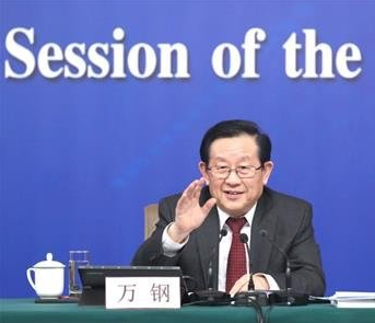 
                
	
                    
	3月10日，科技部部長(zhǎng)萬(wàn)鋼在十三屆全國(guó)人大一次會(huì)議記者會(huì)上回答有關(guān)新能源汽車問(wèn)題時(shí)介紹，截至2017年，我國(guó)電動(dòng)汽車、新能源汽車銷售量已達(dá)到77萬(wàn)輛，保有量超過(guò)160萬(wàn)輛，占世界的一半。

	

	萬(wàn)鋼表示，發(fā)展電動(dòng)汽車可以優(yōu)化能源消耗結(jié)構(gòu)，減少石油依存度；還可減少大氣污染，特別減少城市中的大氣污染；此外，以電動(dòng)汽車作為載體，對(duì)于自動(dòng)駕駛、人工智能技術(shù)的應(yīng)用將采用共享模式，有特大的潛力來(lái)幫助緩解交通擁堵