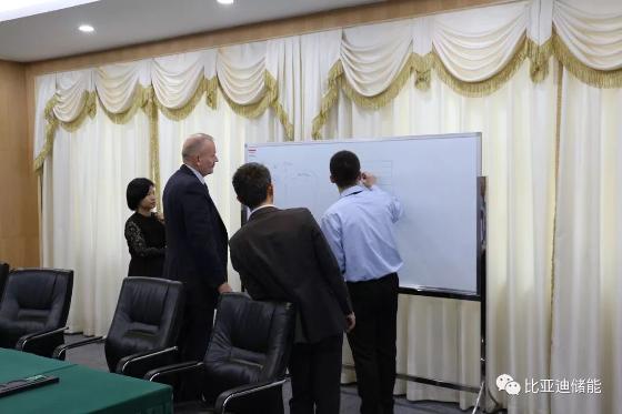 
	中國儲能網(wǎng)訊：近日，比亞迪副總裁兼第十四部總經(jīng)理羅紅斌、電力科學研究院總工程師張子峰與英國Anesco Limited (以下簡稱Anesco)的執(zhí)行總裁Steve Shine在比亞迪坪山總部進行會晤，對未來兩年雙方公司在儲能業(yè)務上的合作、市場方向、產(chǎn)品規(guī)劃做了深入的交流和探討。


	



	Anesco專注于提供新能源整體解決方案，包括新能源項目開發(fā)，運行和維護工作，是英國現(xiàn)在最大的光伏、電池儲能運營商