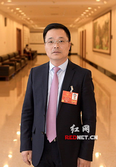 
	中國儲能網(wǎng)訊：“政府工作報告中，李克強總理號召我們要攜手行動，建設(shè)天藍、地綠、水清的美麗中國?！?月13日，正在北京參加全國兩會的全國人大代表、湖南三迅新能源科技有限公司董事長周文對告訴記者，積極響應政府工作報告，推進污染防治取得更大成效，他結(jié)合自身熟悉的工作領(lǐng)域，向大會提交了《關(guān)于支持湖南省新能源動力儲能電池產(chǎn)業(yè)發(fā)展的建議》