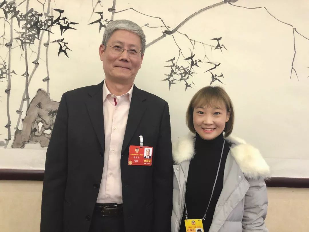  傅育寧接受中國能源報記者采訪 　　3月7日，全國政協(xié)委員、華潤集團董事長傅育寧在駐地接受了中國能源報記者專訪，就華潤旗下燃氣板塊、煤改氣發(fā)展狀況等回答了記者提問。 　　傅育寧建議，為了緩解發(fā)電企業(yè)的經(jīng)營困境，必須盡快理順煤電價格關(guān)系，可以將北方港口5500大卡動力煤460元/噸的價格作為煤、電雙方2018年下水煤長協(xié)基準價格，調(diào)整下水煤中長協(xié)合同基價為460—480元/噸