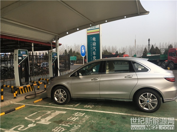 3月12日早上，記者從租車公司租了一輛騰勢(shì)純電動(dòng)汽車，從東三環(huán)出發(fā)沿京哈高速向唐山方向行進(jìn)，沿途對(duì)出京方向的田家府、香河、牛道口、寶坻、新安鎮(zhèn)、玉田，及回京方向?qū)?yīng)的服務(wù)器充電樁進(jìn)行調(diào)查。

♦設(shè)備完好 使用方便



田家府服務(wù)區(qū)充電中

從北京出發(fā)去唐山的第一個(gè)服務(wù)區(qū)是田家府服務(wù)區(qū)，隸屬通州管轄