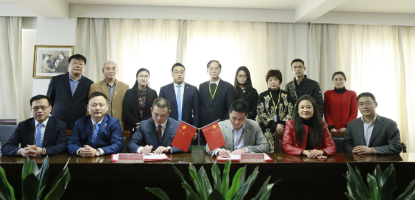 
                
	
                    
	3月15日，江蘇比高投資集團(tuán)有限公司董事長黃亞強(qiáng)率隊(duì)到訪遠(yuǎn)東控股集團(tuán)，簽訂合作框架協(xié)議。江蘇比高新能源集團(tuán)執(zhí)行總裁佘亞軍、副總裁謝雄偉、財(cái)務(wù)總監(jiān)宋金麗、法律顧問安學(xué)澤同行參訪