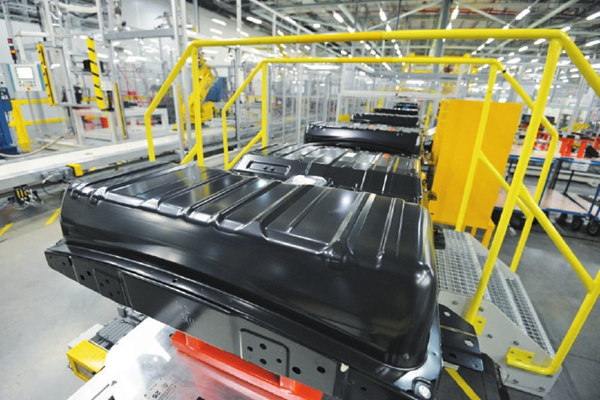 
	中國儲能網(wǎng)訊：隨著電動汽車的推廣和相關(guān)技術(shù)的發(fā)展，三元鋰電池（以下簡稱“三元電池”）已成為一種趨勢。在國內(nèi)市場，乘用車紛紛換裝三元電池，其產(chǎn)能也不斷增長，磷酸鐵鋰電池由于能量密度相對較低而逐漸處于下風(fēng)