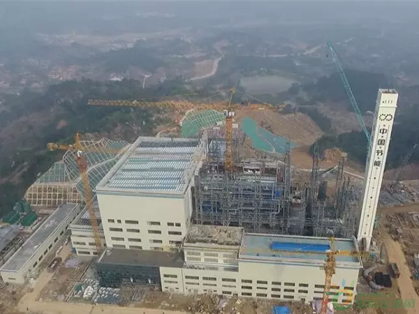 
                    　　3月17日23時26分，由公司承建的廣東省重點環(huán)保項目——汕頭市潮南區(qū)生活垃圾焚燒發(fā)電項目1號機組并網(wǎng)一次成功，各主要設(shè)備運行指標(biāo)全部滿足設(shè)計、規(guī)范要求。這標(biāo)志著汕頭市潮南區(qū)生活垃圾處理實現(xiàn)了由填埋到焚燒的歷史性轉(zhuǎn)變，走上減量化、無害化、資源化垃圾焚燒發(fā)電道路，將有效改善優(yōu)化當(dāng)?shù)氐纳瞽h(huán)境和生態(tài)環(huán)境