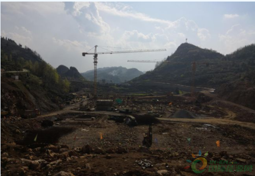 
                    　　貴州畢節(jié)市織金縣生活垃圾無害化焚燒發(fā)電項目建設(shè)地點為織金縣八步街道土鍋村，總投資3.05億元，設(shè)計處理能力600噸/日(其中一期工程設(shè)計日處理垃圾300噸)，配置 2×300噸/天的垃圾焚燒爐和1臺12MW凝汽式汽輪發(fā)電機組，項目服務(wù)區(qū)域為織金縣行政區(qū)域及納雍、黔西兩縣部分鄉(xiāng)鎮(zhèn)。該項目于2017年3月28日開工，預(yù)計2019年3月投產(chǎn)