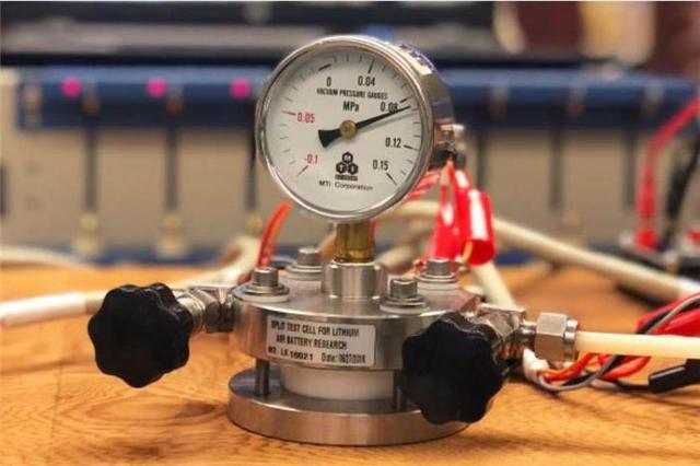 
	中國儲能網(wǎng)訊：據(jù)外媒報(bào)道，研發(fā)人員設(shè)計(jì)了新款鋰電池，其電能或?qū)⒈犬?dāng)前鋰電池高了5倍。據(jù)《Nature》期刊報(bào)道，該設(shè)計(jì)利用鋰與空氣中提取的氧氣發(fā)生反應(yīng)，在電池陽極上覆蓋了一款薄薄的碳酸鋰、非晶碳涂層，該結(jié)構(gòu)有助于鋰離子的流動，同時阻隔體積較大的氧分子及二氧化碳