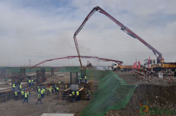 
                    　　3月20日上午，大唐吉木薩爾2×350MW熱電聯(lián)產(chǎn)項目主廠房第一罐混凝土正式開始澆筑，標(biāo)志著該工程進(jìn)入快速推進(jìn)期，這是該工程建設(shè)具有里程碑意義的重要節(jié)點。
 

　　
　　大唐吉木薩爾2×350MW熱電聯(lián)產(chǎn)項目采用EPC總承包建設(shè)管理模式，是新疆自治區(qū)“十三五”電源規(guī)劃重點建設(shè)項目之一