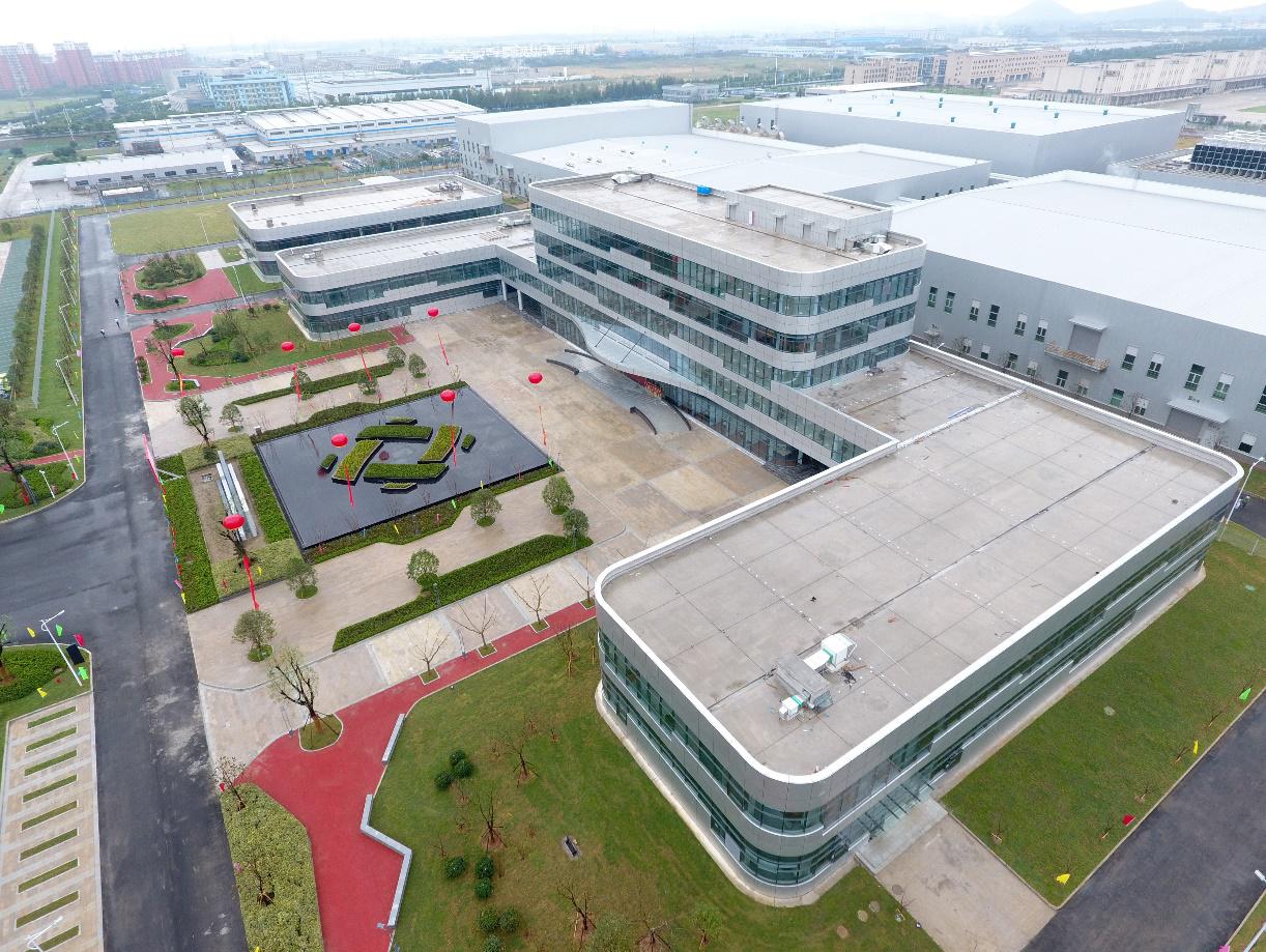 
	中國儲能網(wǎng)訊：力信（江蘇）能源科技有限責任公司（以下簡稱“力信能源”）成立于2016年6 月，是中信產業(yè)基金旗下控股企業(yè)，主要從事鋰離子動力電池及相關配套產品的研發(fā)生產、制造、銷售的大型制造企業(yè)。


	 


	力信能源總投資30億元人民幣，注冊資本10億元人民幣