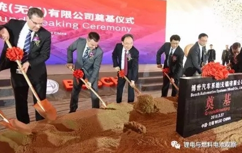 
			              3月27日，世界500強企業(yè)德國博世集團在錫舉行博世汽車系統(tǒng)(無錫)有限公司建設奠基儀式，其全球首個電池產業(yè)化項目——車用48V電池項目同步開工建設。省委常委、市委書記李小敏出席儀式并為項目奠基培土，博世動力總成事業(yè)部執(zhí)行總裁蓋克斯塔特˙伍弗，副市長、無錫高新區(qū)黨工委書記、新吳區(qū)委書記王進健分別致辭