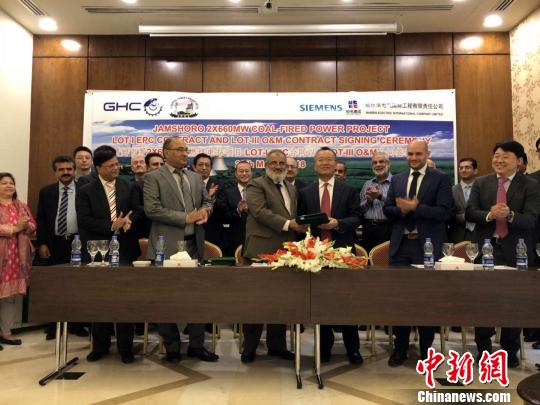 				????簽約現(xiàn)場　高飛　攝 　　中新網(wǎng)哈爾濱3月29日電 (記者 王琳)哈電集團哈爾濱電氣國際工程有限責(zé)任公司于29日對外發(fā)布消息，該公司在當(dāng)日與巴基斯坦國家電力公司下屬的賈姆肖羅電力有限公司正式合作，簽訂巴基斯坦賈姆肖羅2×660MW超超臨界燃煤電站項目總承包合同及5年運行維護合同?！　」娂瘓F是中國最早的發(fā)電設(shè)備制造企業(yè)，被譽為“共和國發(fā)電設(shè)備制造業(yè)長子”